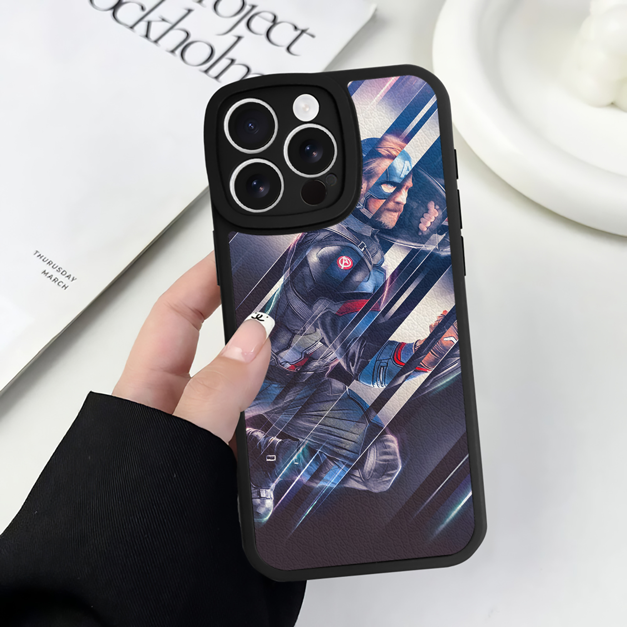 （画像用） アベンジャーズ The Avengers 【iPhone 16シリーズ対応】シリコンスマホケース（レザー調） 材質：シリコン